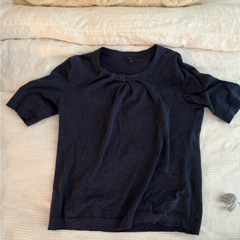 Short sleeve sweater. Classic fit w/short sleeves and crew neck w/twist detail.